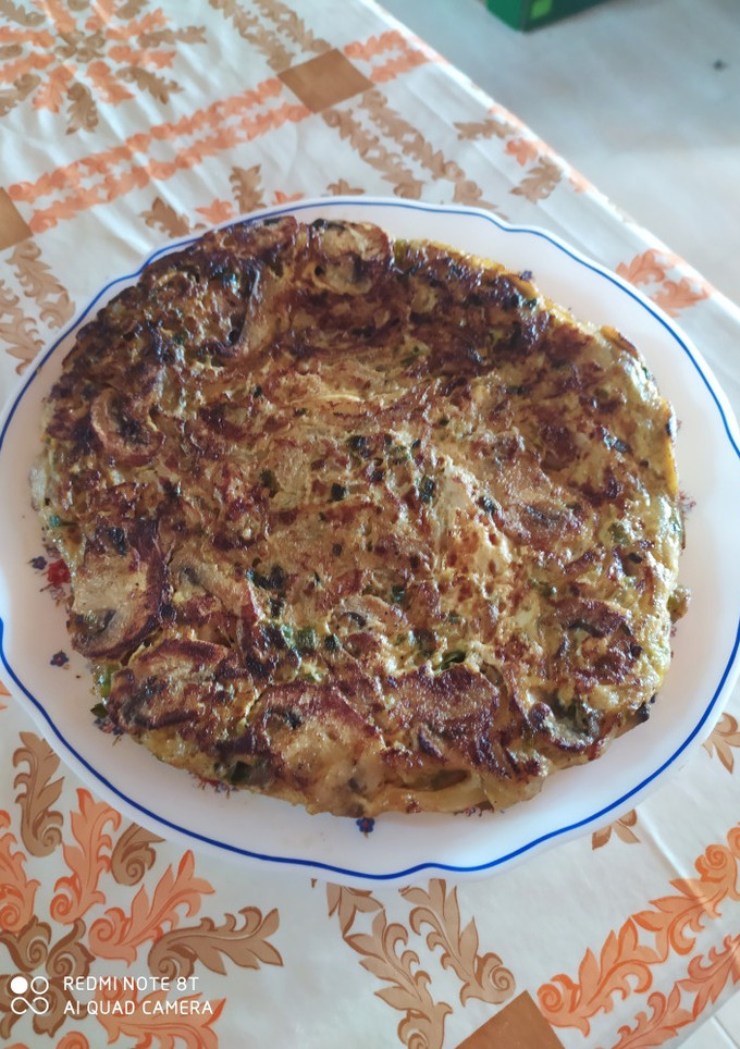 Una foto de Tortilla con cebolla ajetes y champiñones