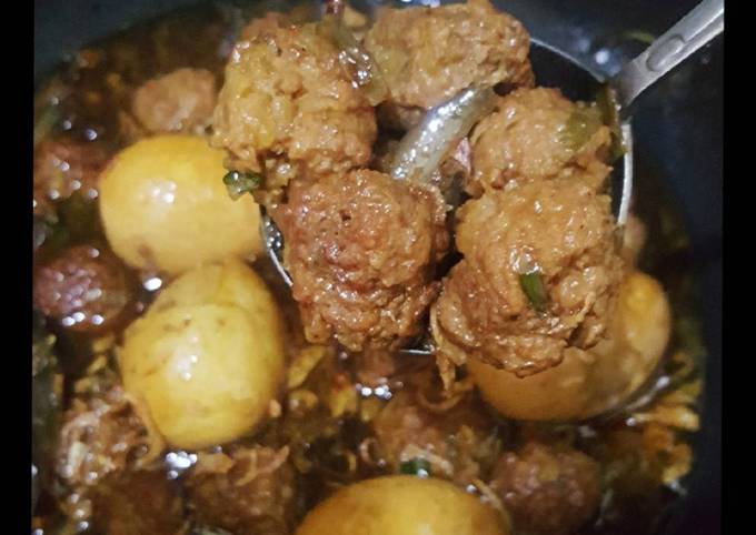 Semur telur dan bola-bola daging