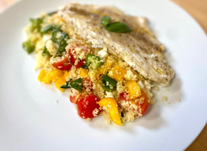 Foto principal de Dorada al vapor con tabulé de verduras: Receta saludable semana 17 de embarazo