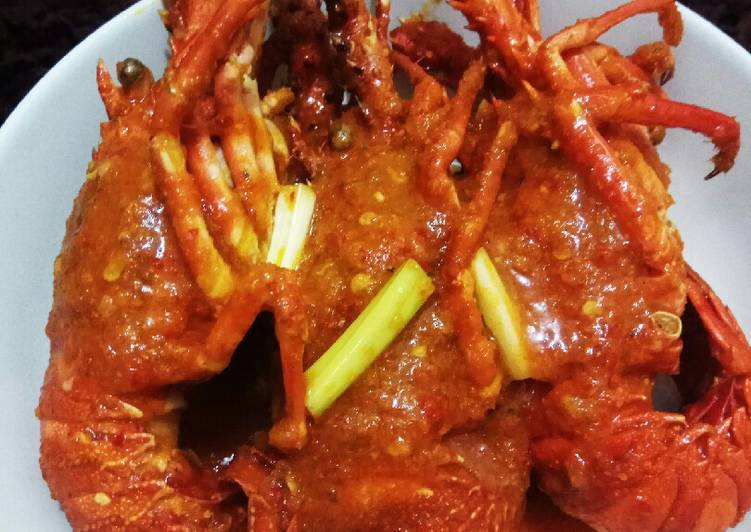 Bagaimana Menyiapkan Lobster Saus Padang yang Lezat Sekali
