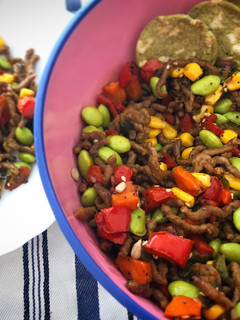 Una foto de Salteado de edamame, picada de pavo y verduras