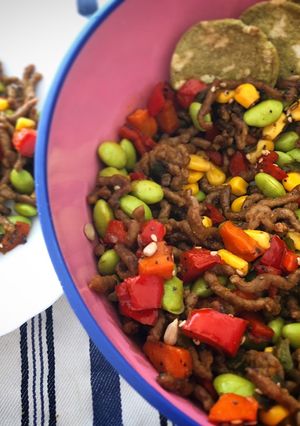 Foto principal de Salteado de edamame, picada de pavo y verduras