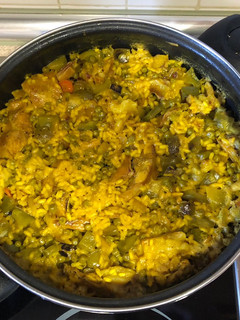 Una foto de Arroz con conejo y verduras a mi manera