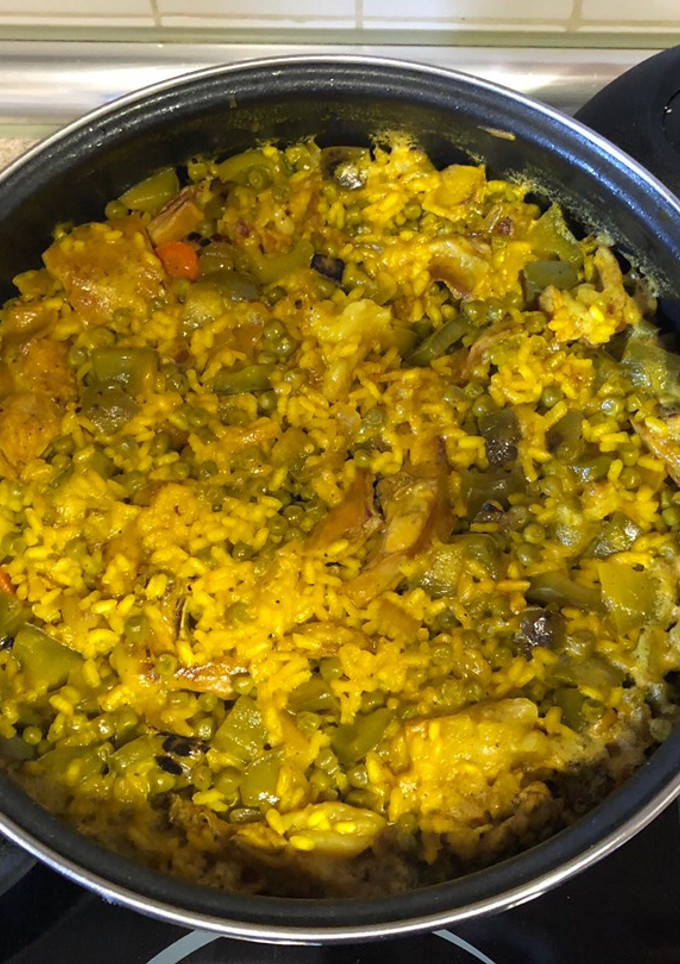 Una foto de Arroz con conejo y verduras a mi manera