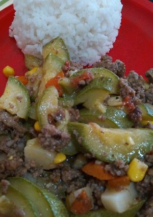 Una foto de Picadillo y arroz