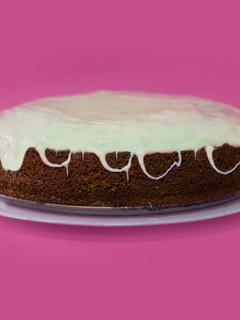 Una foto de Bizcocho de chocolate con cobertura de chocolate blanco
