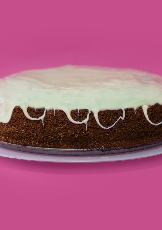 Una foto de Bizcocho de chocolate con cobertura de chocolate blanco