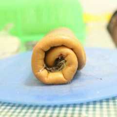 A picture of Bolu gulung happycall takaran sendok makan.