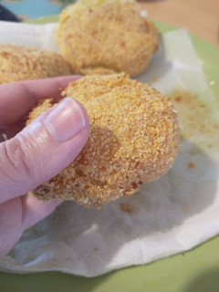 Una foto de Bombas de papas crocantes sin tacc rellenas de jamón y queso