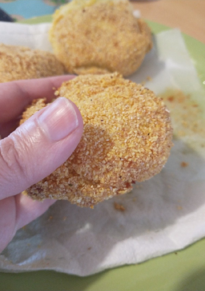 Una foto de Bombas de papas crocantes sin tacc rellenas de jamón y queso