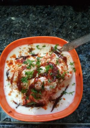 A picture of Dahi wada.