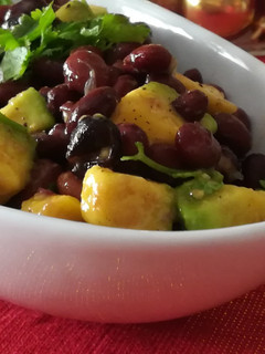 Una foto de Ensalada de Caraotas y Aguacate