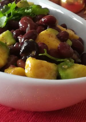 Una foto de Ensalada de Caraotas y Aguacate