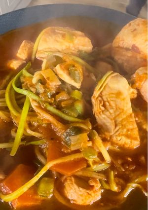 Una foto de Tallarines de zucchini (cero harinas) con tuco de pollo