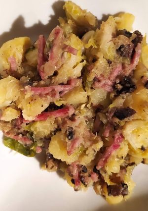 Une photo de Poêlée choux de Bruxelles, pommes de terre, champignons, jambon