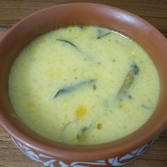 A picture of Gujrati Khatti meethi kadhi.