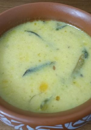 A picture of Gujrati Khatti meethi kadhi.