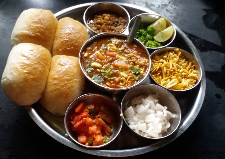 Spicy sprouted misal pav