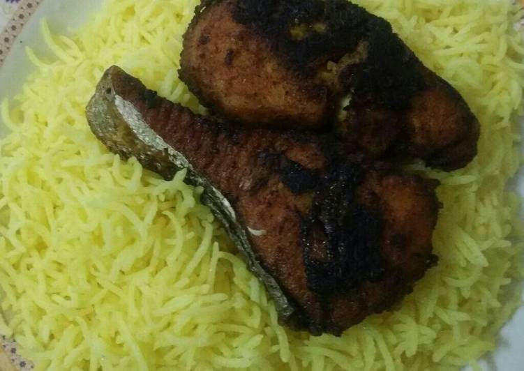سمك المقلي مع الرز الاصفر