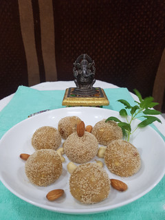 ગણેશ ચતુર્થી સ્પેશ્યલ ઘઉં ના લોટ ના લાડુ (Ghau Na Lot Na Laddu Recipe in Gujarati) રેસીપી મુખ્ય ફોટો