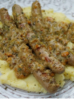 Una foto de Salchichas en salsa cremosa de champiñones con puré de patata