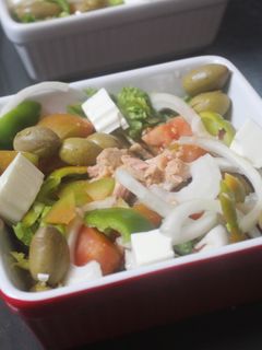 Una foto de Ensalada de atún y queso fresco