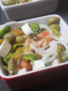 Una foto de Ensalada de atún y queso fresco