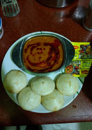 A picture of Idli sambar.
