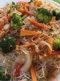 Wok de Verduras con Fideos de arroz y salmón