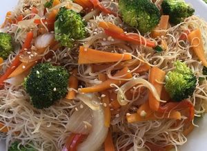 Una foto de Wok de Verduras con Fideos de arroz y salmón