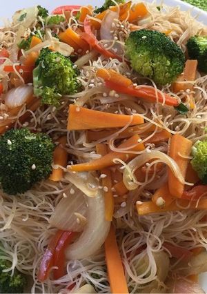 Una foto de Wok de Verduras con Fideos de arroz y salmón