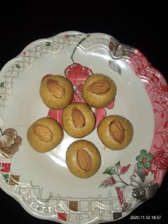 લાડુ (ladoo Recipe in Gujarati) રેસીપી મુખ્ય ફોટો