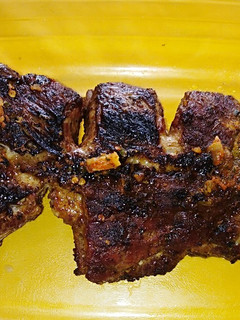 Una foto de Costillar de Cerdo marinado en Merkén asado a la parrilla