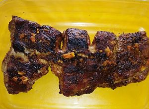 Una foto de Costillar de Cerdo marinado en Merkén asado a la parrilla