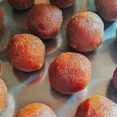 A picture of Coconut laddus.