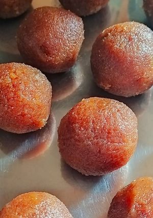 A picture of Coconut laddus.