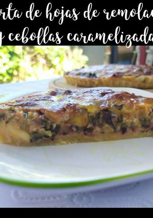 Una foto de Tarta de hojas de remolacha y cebollas caramelizadas