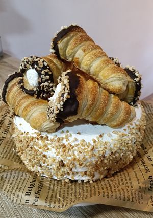 Foto principal de Tarta de nata y mermelada de arándanos con conos de hojaldre