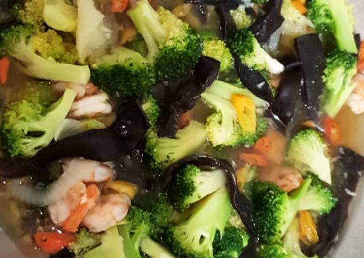 Brokoli saus tiram masak udang dan jamur kuping