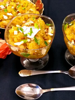 मूंग दाल का हलवा (moong dal ka halwa recipe in hindi) रेसिपी मुख्य फोटो