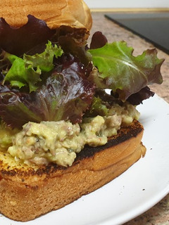 Una foto de Sándwich de aguacate