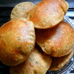 A picture of Bathua Aaloo Masala kachori.