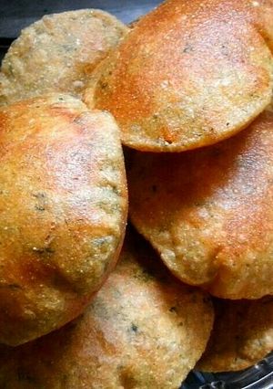 A picture of Bathua Aaloo Masala kachori.