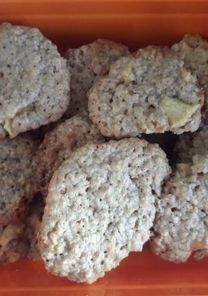 Una foto de Galletas de avena con trozos de manzana😋