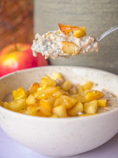 Una foto de Porridge con manzana caramelizada
