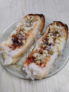 চিজ গার্লিক টোস্ট (Cheese Garlic Toast Recipe In Bengali) রেসিপির প্রধান ছবি