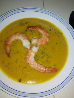 Una foto de Puré de calabaza y langostinos