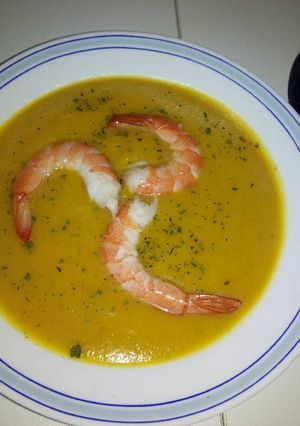 Una foto de Puré de calabaza y langostinos