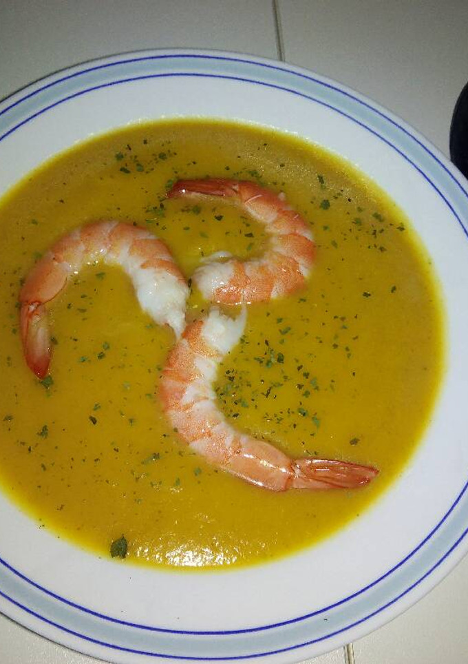 Una foto de Puré de calabaza y langostinos