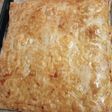 Coca de hojaldre con pisto, atún, huevo y melva